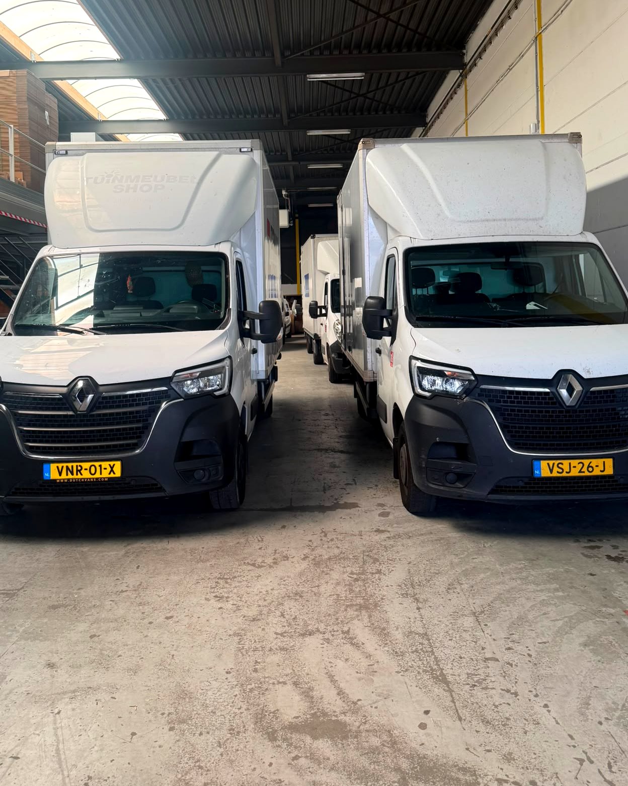 Twee bestelwagens van Out Of The Box in het magazijn