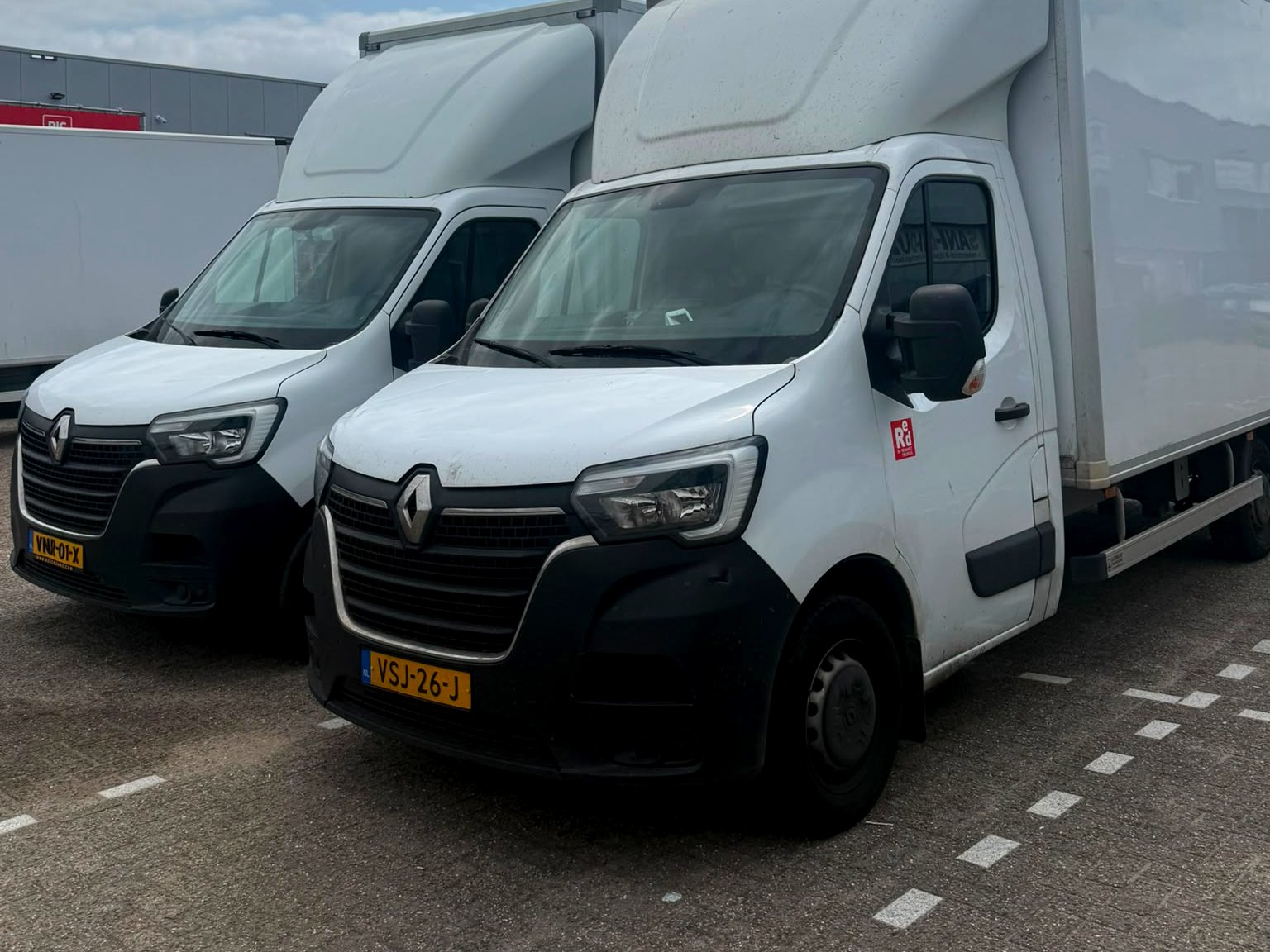Bestelwagens klaar voor vertrek
